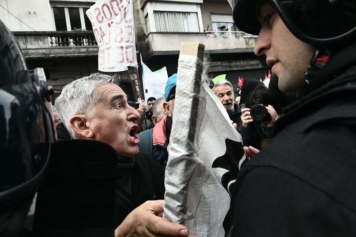 Jubilados VÍctimas De RepresiÓn Policial Por Protestar Contra El Veto