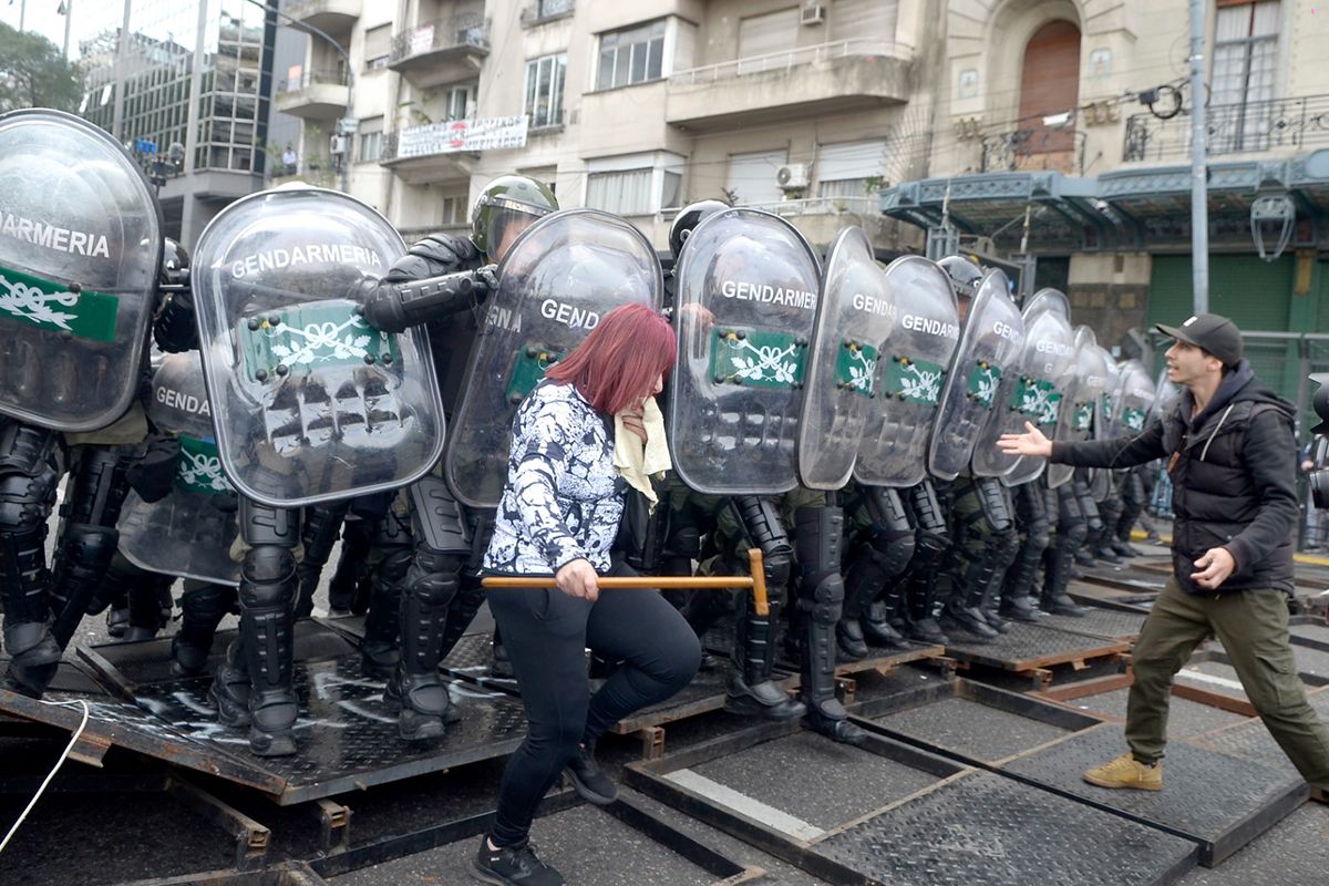 SIGUE LA REPRESIÓN DE BULLRICH: PALOS Y GAS PIMIETA PARA JUBILADOS  Y UNA DIPUTADA NACIONAL