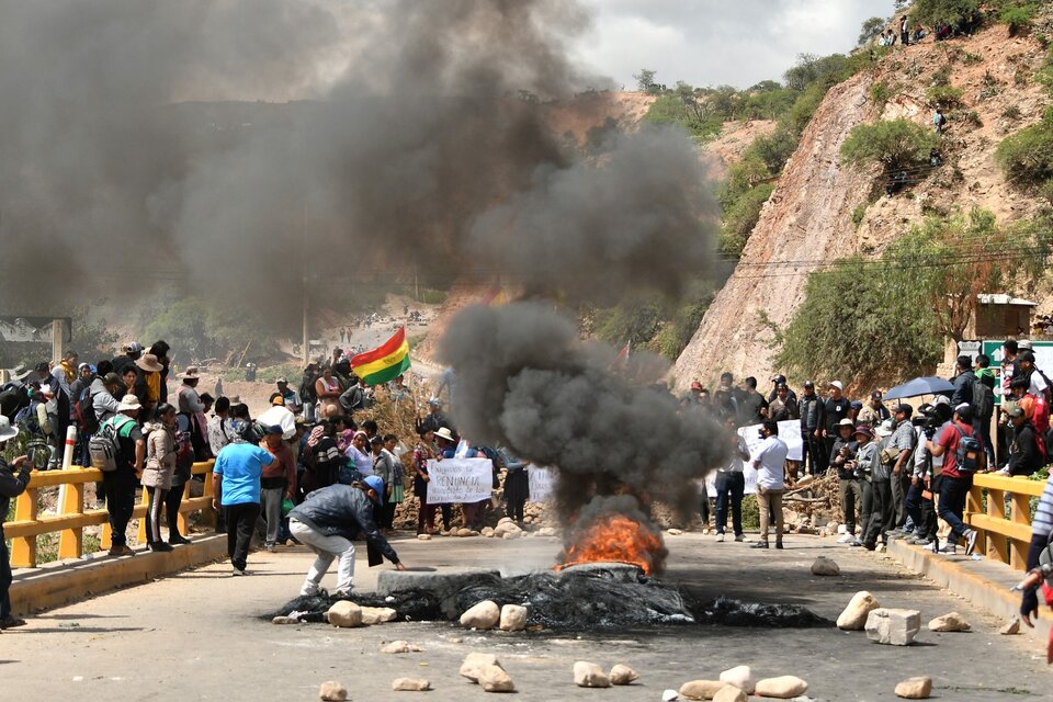 BOLIVIA: CONTINÚAN LO BLOQUEOS DE RUTAS EN DEFENSA DEL EXPRESIDENTE EVO MORALES