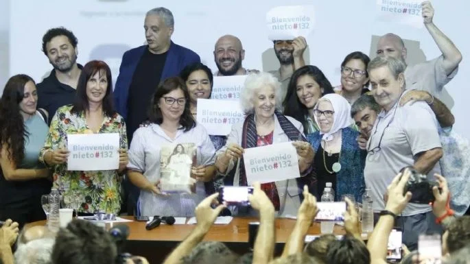 LAS ABUELAS CELEBRAN LA RESTITUCIÓN DEL NIETO 138