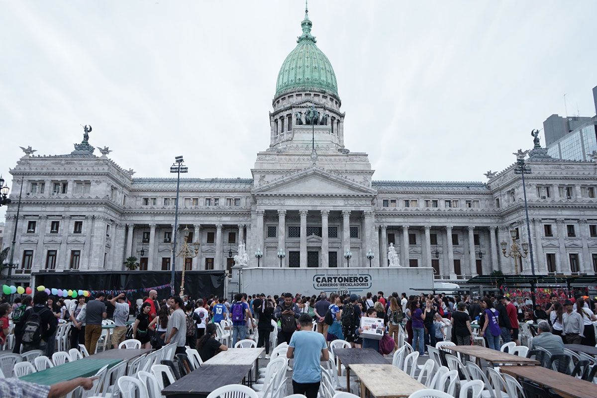 NAVIDAD SOLIDARIA EN LA PLAZA DEL CONGRESO: PREPARATIVOS PARA LA CENA DE NOCHEBUENA CON PERSONAS EN SITUACIÓN DE CALLE