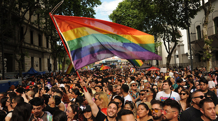 LA COMUNIDAD LGBTIQ+ CONVOCA A LA MARCHA FEDERAL DEL ORGULLO ANTIFASCISTA EN RECHAZO A LOS ATAQUES DE MILEI