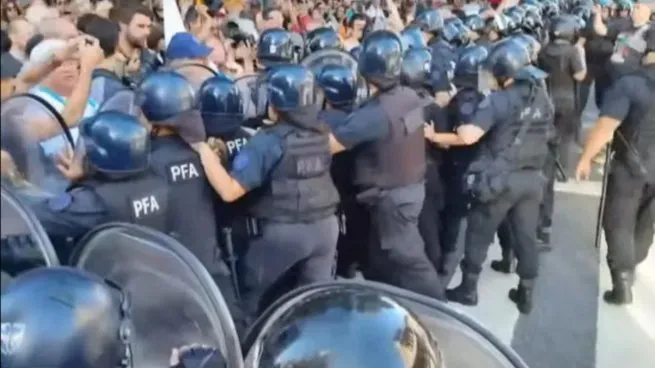 CONGRESO: REPRESIÓN POLICIAL EN LA MARCHA DE JUBILADOS DEJÓ HERIDOS Y DETENIDOS