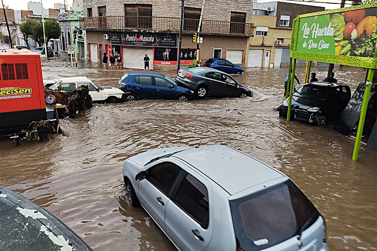 BAHÍA BLANCA: 16 MUERTOS Y MÁS DE 100 DESAPARECIDOS TRAS EL TEMPORAL