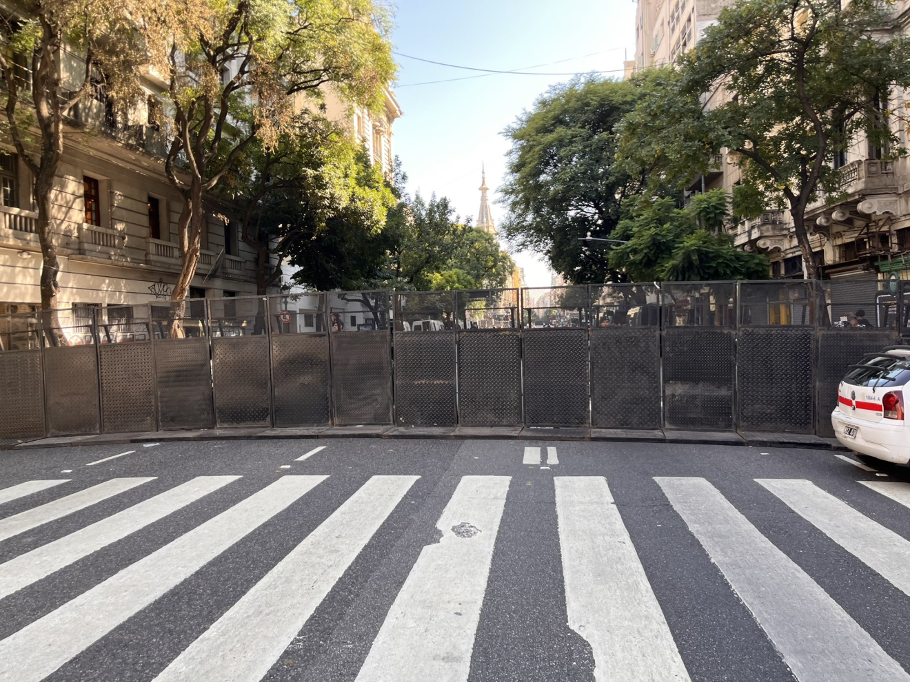 IMPORTANTE OPERATIVO POLICIAL EN EL CONGRESO POR LA MARCHA DE LOS JUBILADOS Y EL DEBATE POR EL DNU DEL FMI