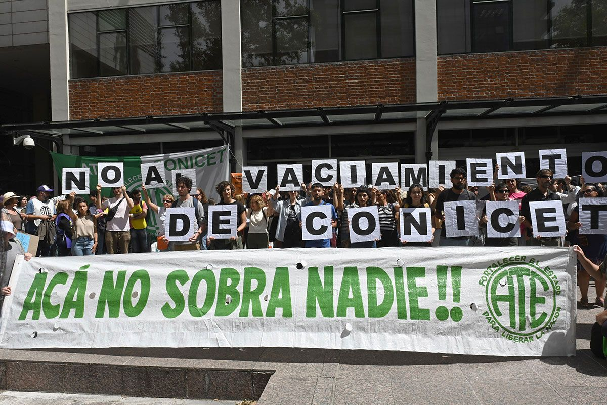 SIGUE EL AJUSTE EN LA CIENCIA CON DESPIDOS, RENUNCIAS Y RECORTES:  “ESTÁN DESANGRANDO EL CONICET”