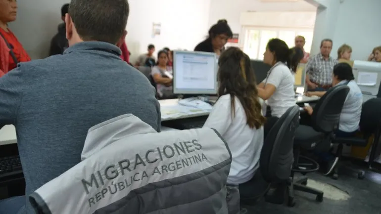 EL GOBIERNO ENDURECE SU POLÍTICA MIGRATORIA Y HACE MODIFICACIONES EN EL ACCESO A LA SALUD Y EDUCACIÓN PÚBLICA