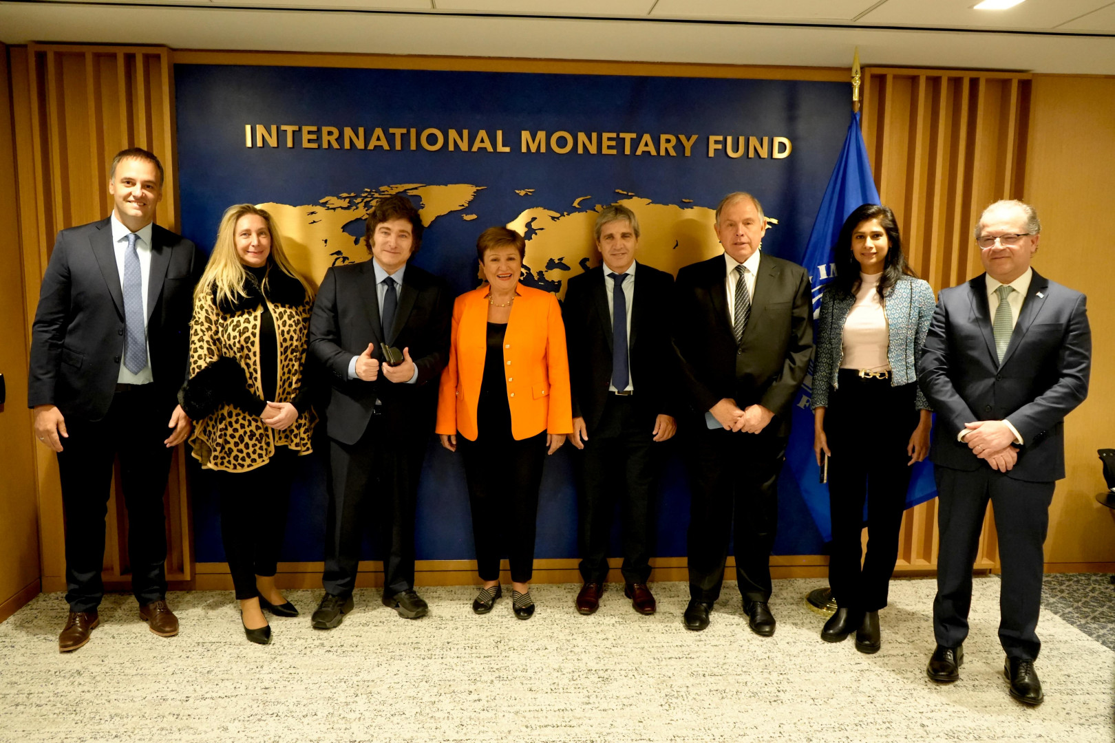 EL FMI REALIZA LA PRIMERA REVISIÓN DEL PROGRAMA ECONOMICO EN ARGENTINA Y PRESIONA AL GOBIERNO POR NUEVAS REFORMAS ESTRUCTURALES