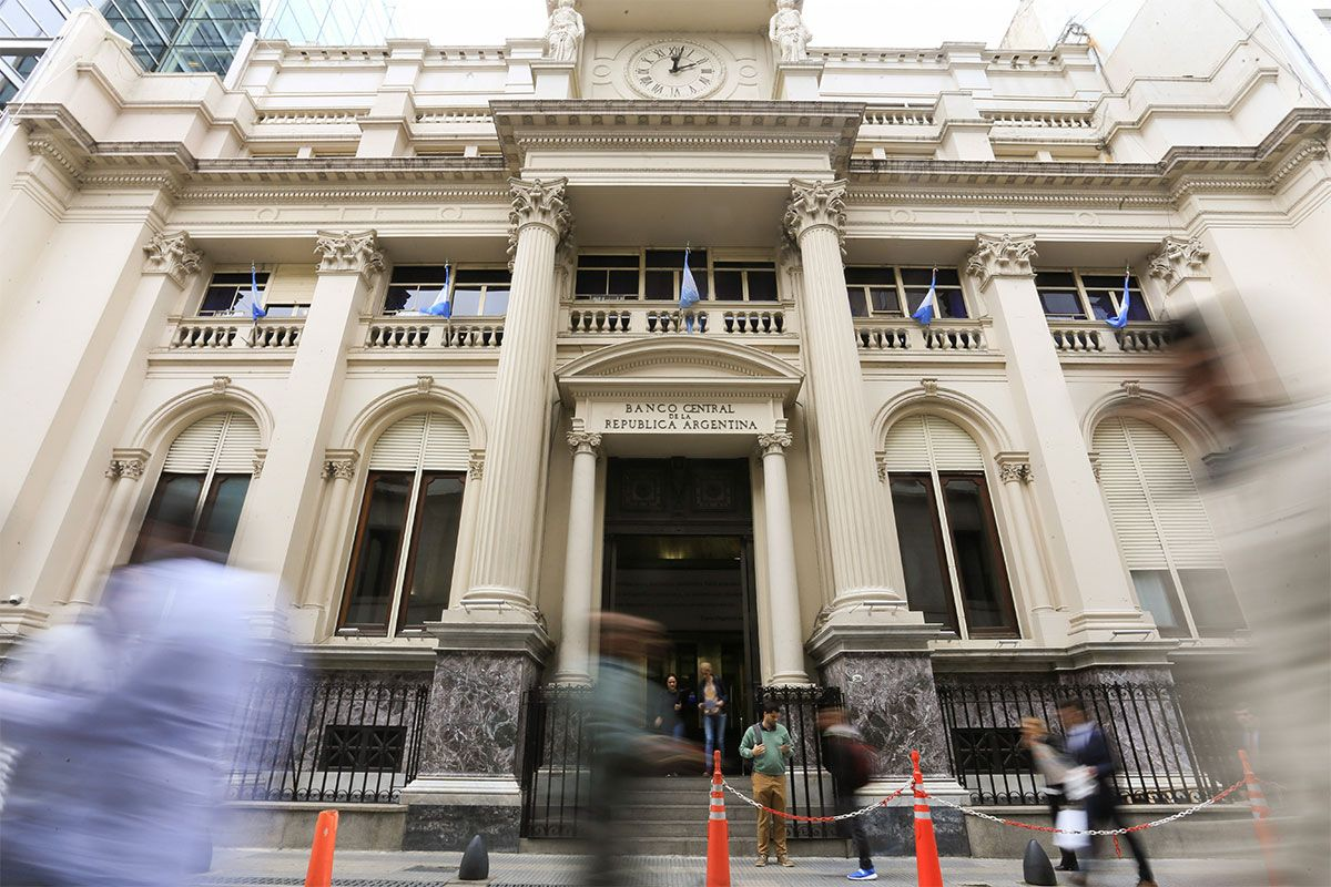 EL GOBIERNO EMITE NUEVA DEUDA EN DÓLARES PARA POSTERGAR PAGOS Y ABSORBER PESOS