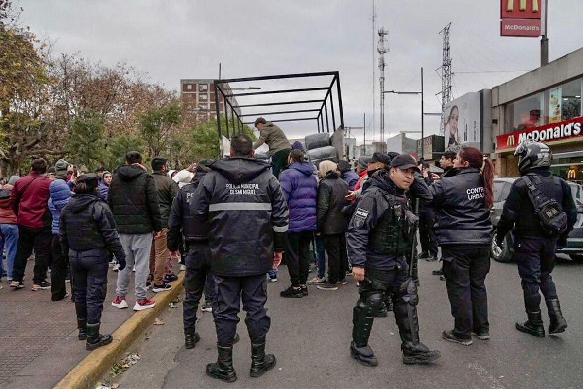 LA POLICÍA MUNICIPAL DE SAN MIGUEL AGREDIÓ A PERSONAS EN SITUACIÓN DE CALLE QUE ERAN ASISTIDAS EN PLENA OLA DE FRÍO