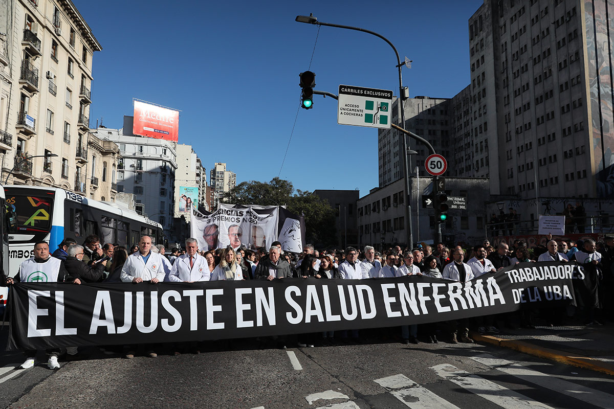 MASIVO ABRAZO AL HOSPITAL DE CLÍNICAS POR EL DESFINANCIAMIENTO Y LA PÉRDIDA SALARIAL