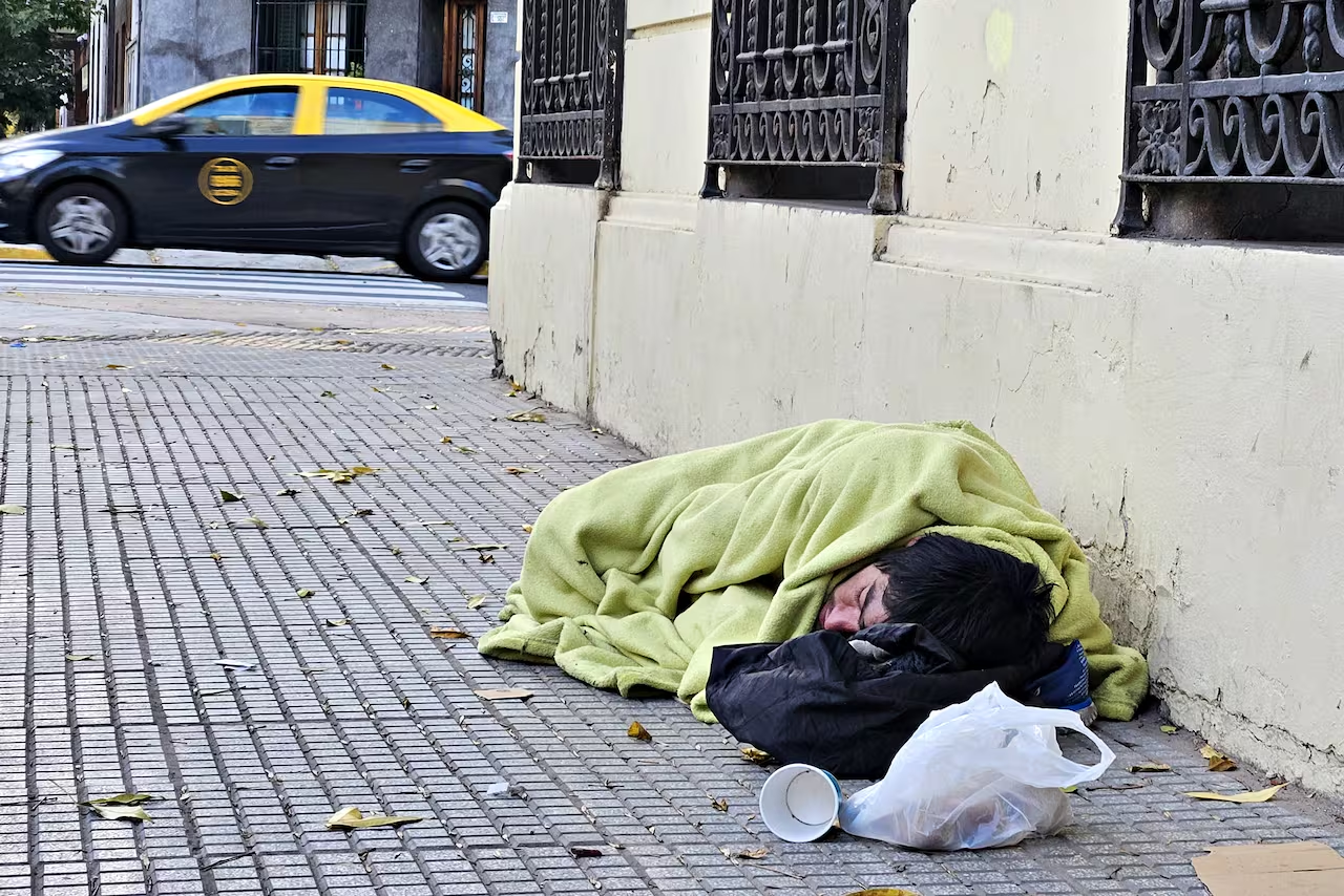 LA CALLE MATA: AUMENTA DRAMÁTICAMENTE LA CANTIDAD DE PERSONAS SIN TECHO EN PLENA OLA POLAR