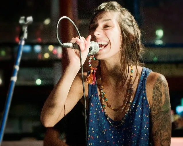 MURIÓ ARACELI JULIO, LA CANTANTE QUE DENUNCIÓ LA INTERRUPCIÓN DE SU TRATAMIENTO ONCOLÓGICO POR LA MOTOSIERRA DE MILEI