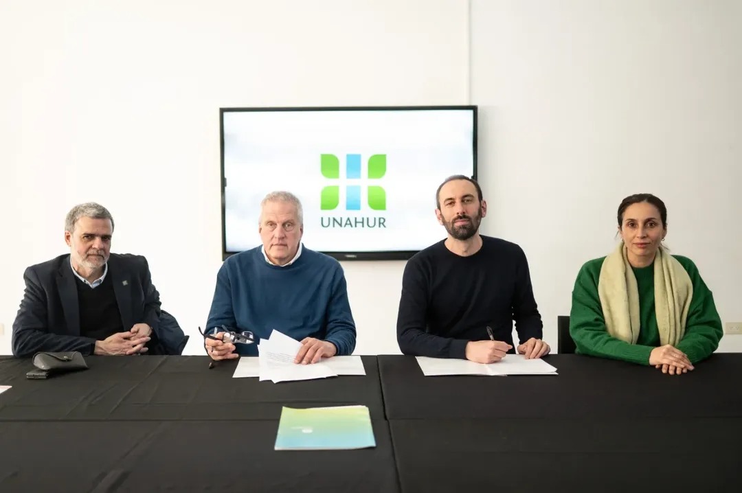 “MIENTRAS OTROS AJUSTAN, EN HURLINGHAM APOSTAMOS A MÁS DERECHOS Y MÁS OPORTUNIDADES”: SELCI, LAMPREABE Y PERCZYK FIRMARON UN CONVENIO PARA SUMAR A LA UNAHUR AL NUEVO POLO EDUCATIVO DEL MUNICIPIO