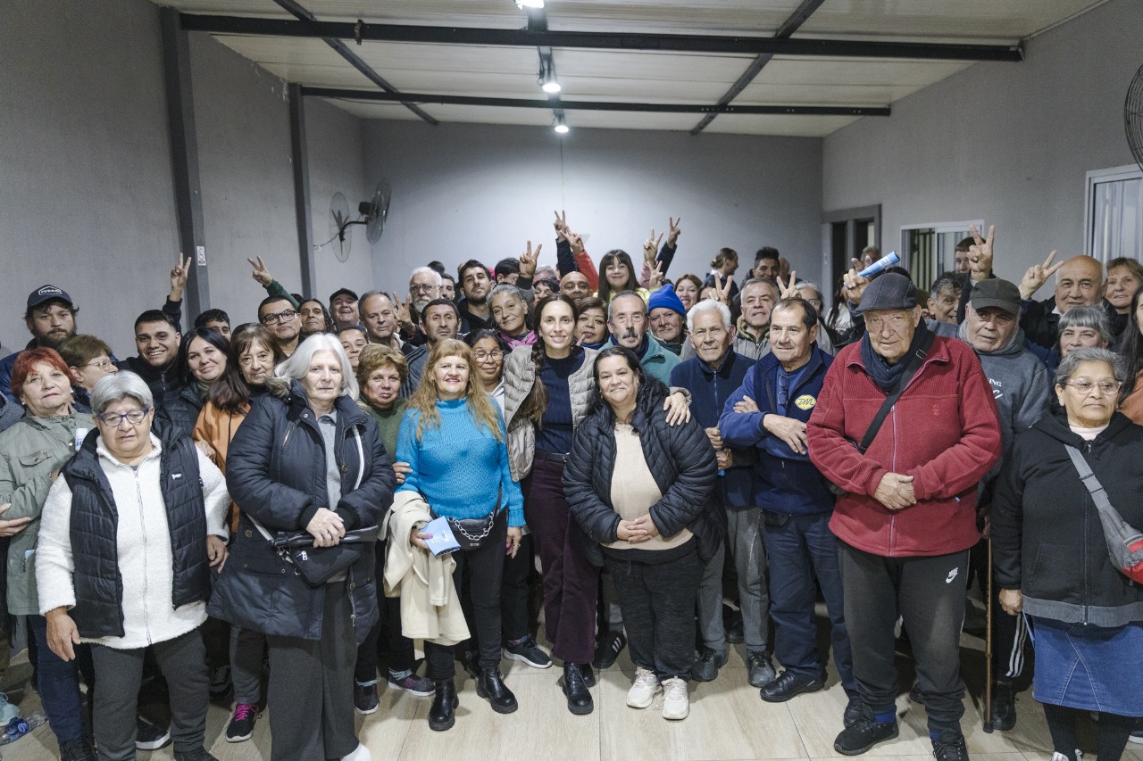 “INSTALAMOS 500 NUEVAS CÁMARAS Y CUADRUPLICAMOS EL PATRULLAJE”: SELCI Y FLOR LAMPREABE SE REUNIERON CON VECINOS DE BARRIO ROCA Y REPASARON LOS AVANCES DE LA GESTIÓN