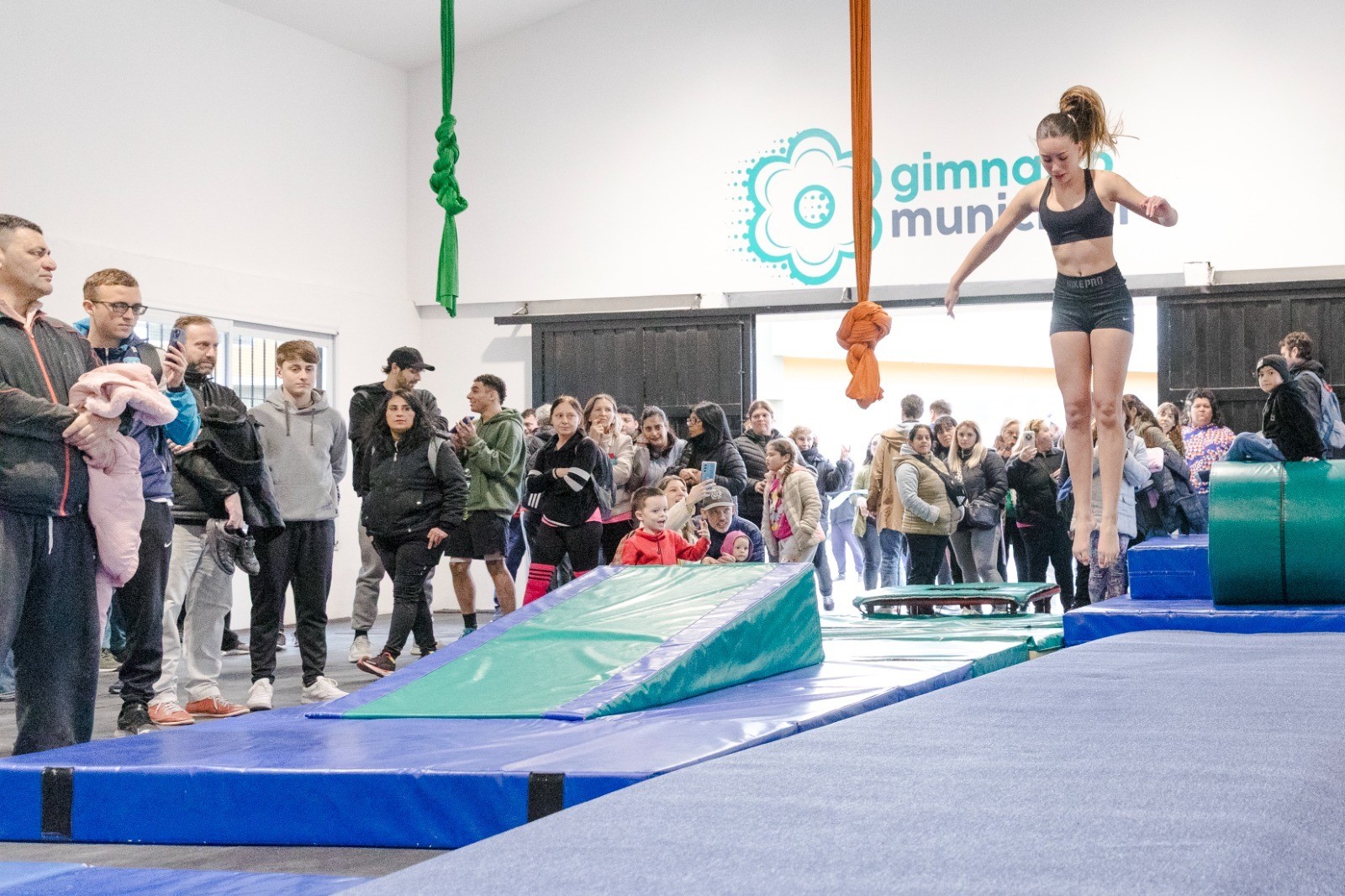 SELCI Y FLOR LAMPREABE INAUGURARON EL NUEVO GIMNASIO MUNICIPAL EN EL POLIDEPORTIVO DE HURLINGHAM