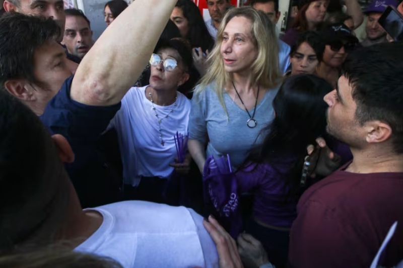 NUEVA PROTESTA CONTRA EL GOBIERNO: KARINA MILEI EVACUADA EN CORRIENTES