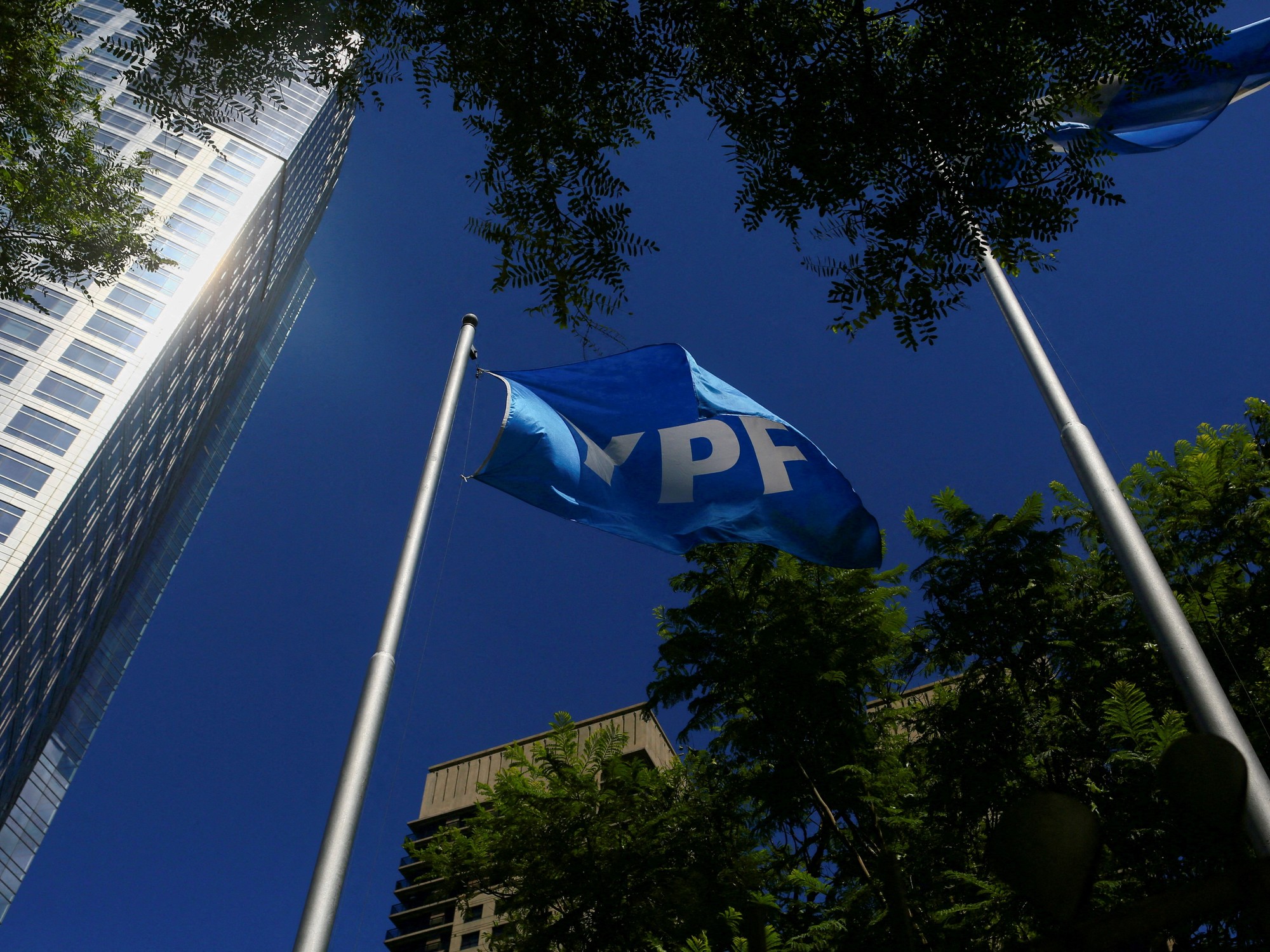 YPF: LA JUSTICIA DE NUEVA YORK FRENA, POR EL MOMENTO, LA ENTREGA DE ACCIONES