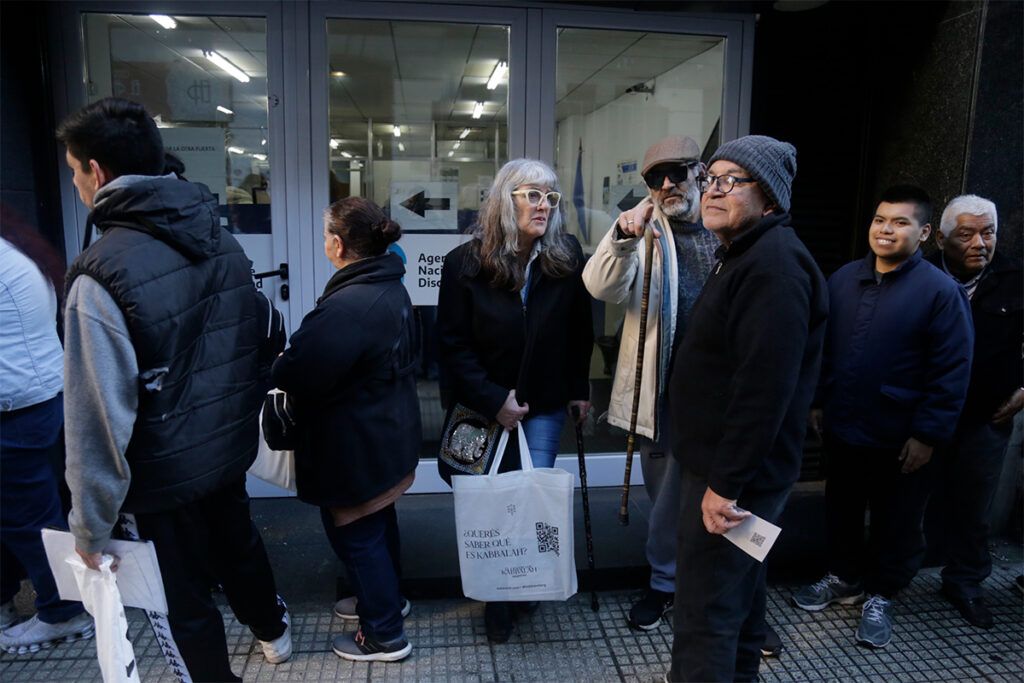 FILAS EN ANDIS: DENUNCIAS POR LA QUITA MASIVA DE PENSIONES A PERSONAS CON DISCAPACIDAD