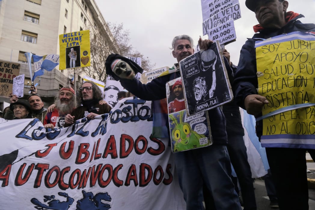 REPRESIÓN FRENTE AL CONGRESO: UN JUBILADO FUE HOSPITALIZADO CON UNA FRACTURA TRAS UN OPERATIVO POLICIAL