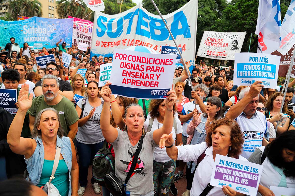 DOCENTES DE TODO EL PAÍS PARAN Y MARCHAN AL CONGRESO CONTRA EL AJUSTE EDUCATIVO