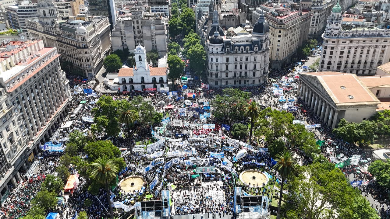 MASIVA MOVILIZACIÓN A PLAZA DE MAYO CONTRA LA REFORMA LABORAL DE MILEI