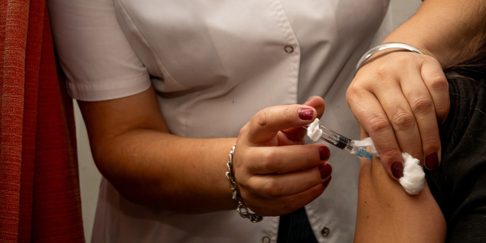 AVANCE ANTIVACUNAS: SOLO EL 55% DE LOS JÓVENES RESPALDA LA VACUNACIÓN OBLIGATORIA