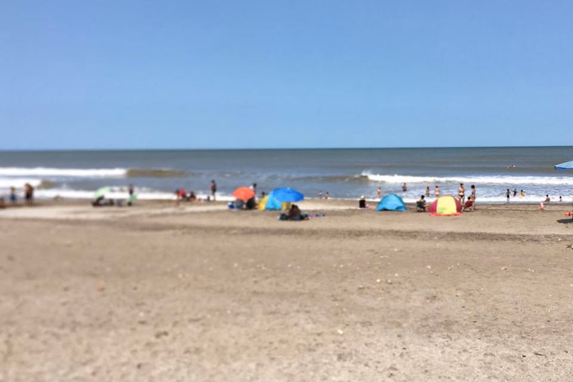 LA TEMPORADA SE ACHICA: MENOS TURISTAS, ESTADÍAS CORTAS Y CONSUMO EN RETROCESO EN LA COSTA ATLÁNTICA