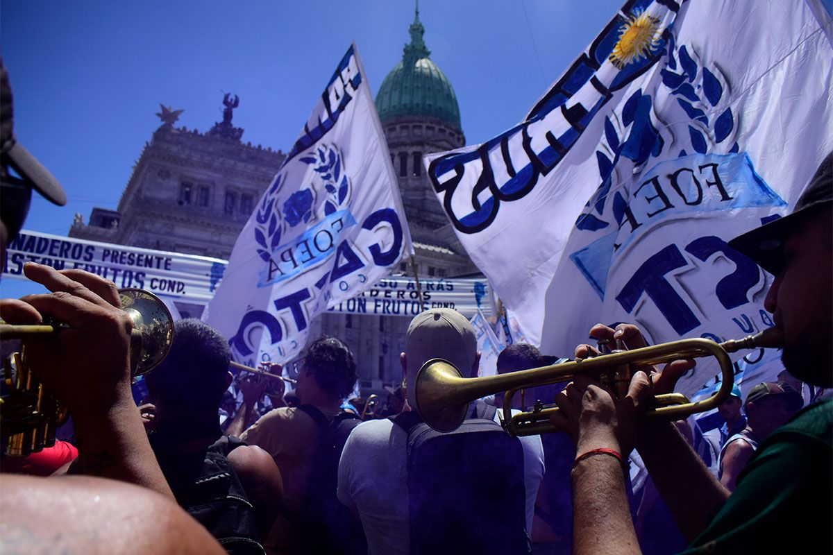 LA CGT Y LAS CTA MARCHAN CONTRA LA REFORMA LABORAL Y EL GOBIERNO DESPLIEGA UN OPERATIVO DE SEGURIDAD