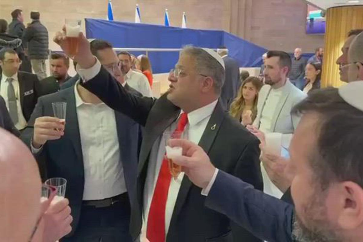 BRINDIS Y FESTEJO TRAS LA APROBACIÓN DE LA PENA DE MUERTE PARA PALESTINOS EN ISRAEL