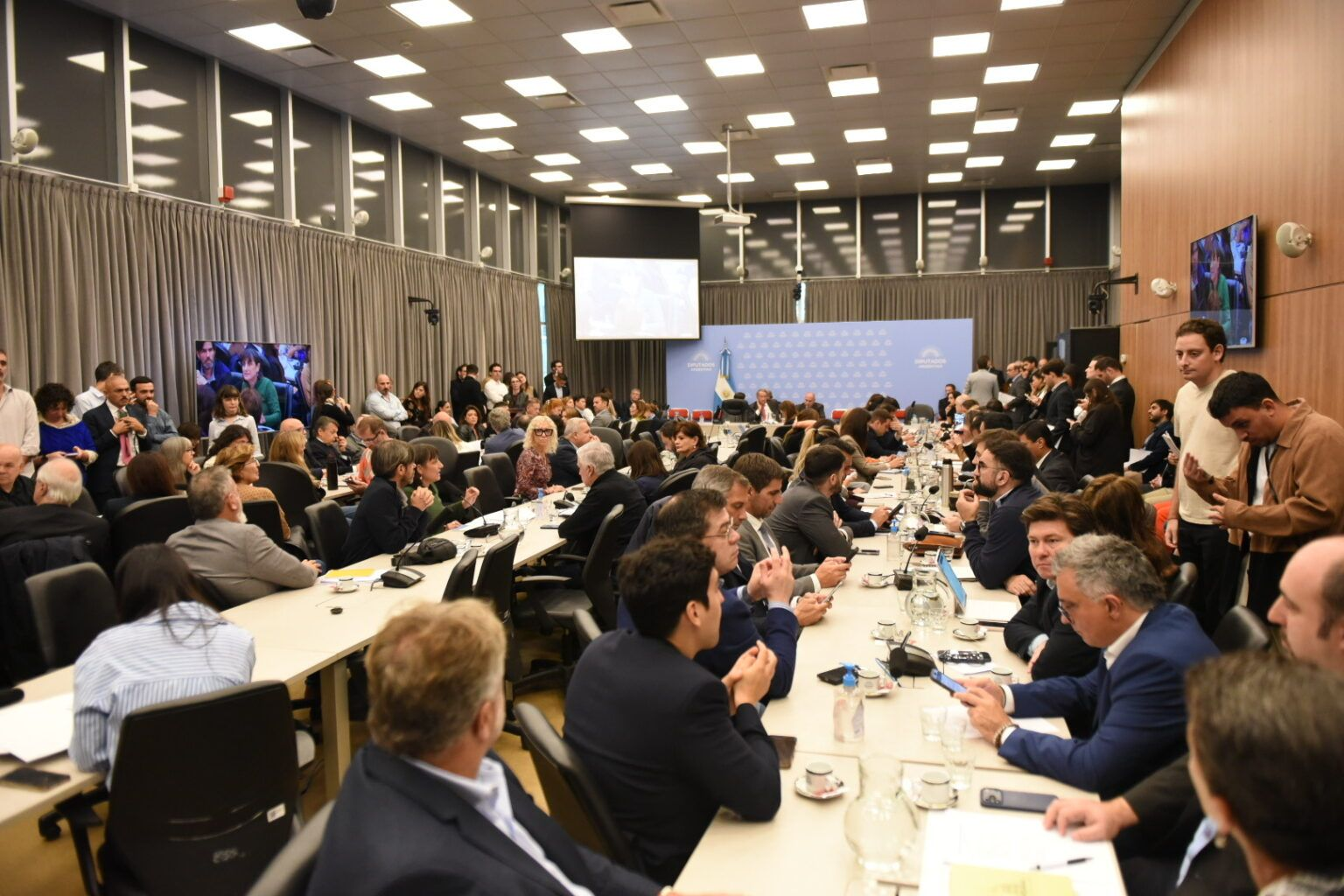 LEY DE GLACIARES: EL OFICIALISMO BUSCA APROBARLA EN DIPUTADOS EN MEDIO DE FUERTES CRUCES