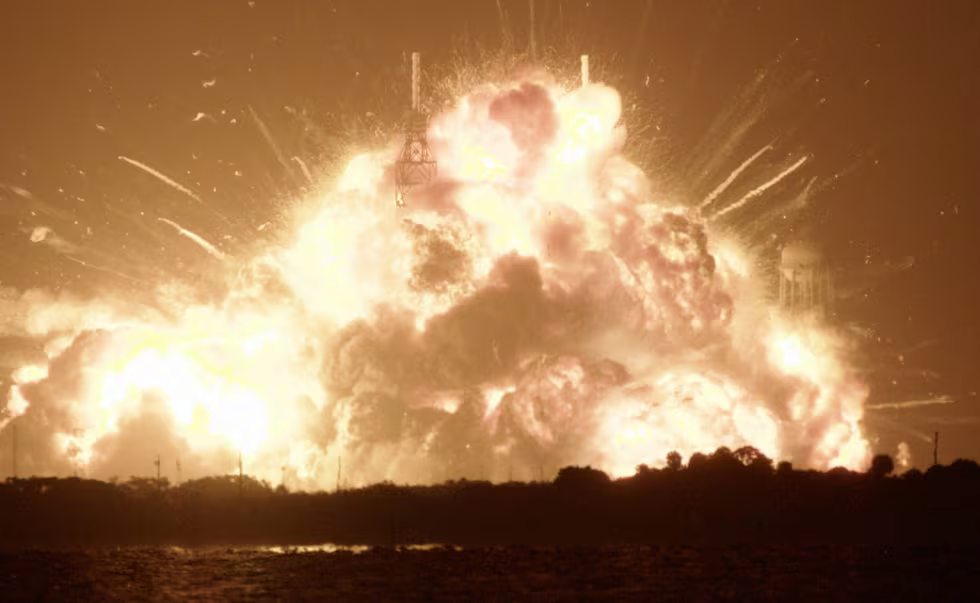 EXPLOTÓ UN COHETE DE LA EMPRESA DE JEFF BEZOS EN PLENA CARRERA PRIVADA POR EL ESPACIO
