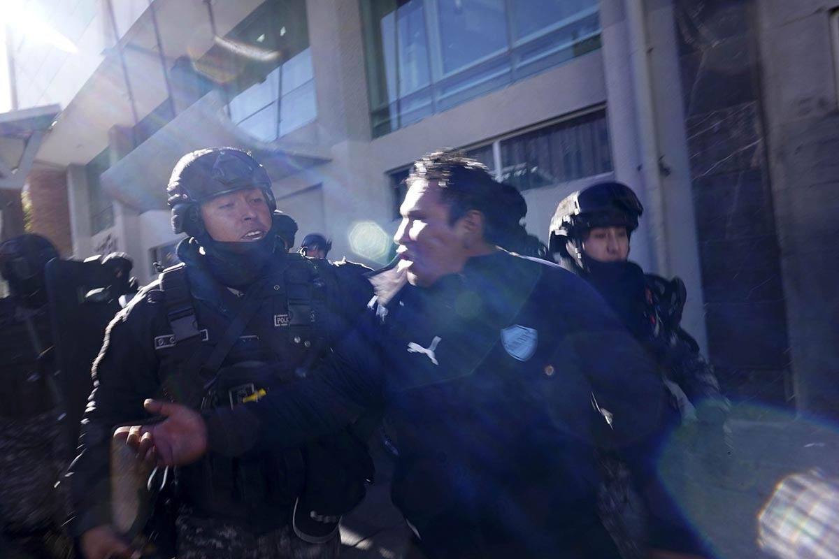 BOLIVIA: EL GOBIERNO HABILITÓ EL CAMINO PARA QUE EL EJÉRCITO REPRIMA LAS PROTESTAS POPULARES