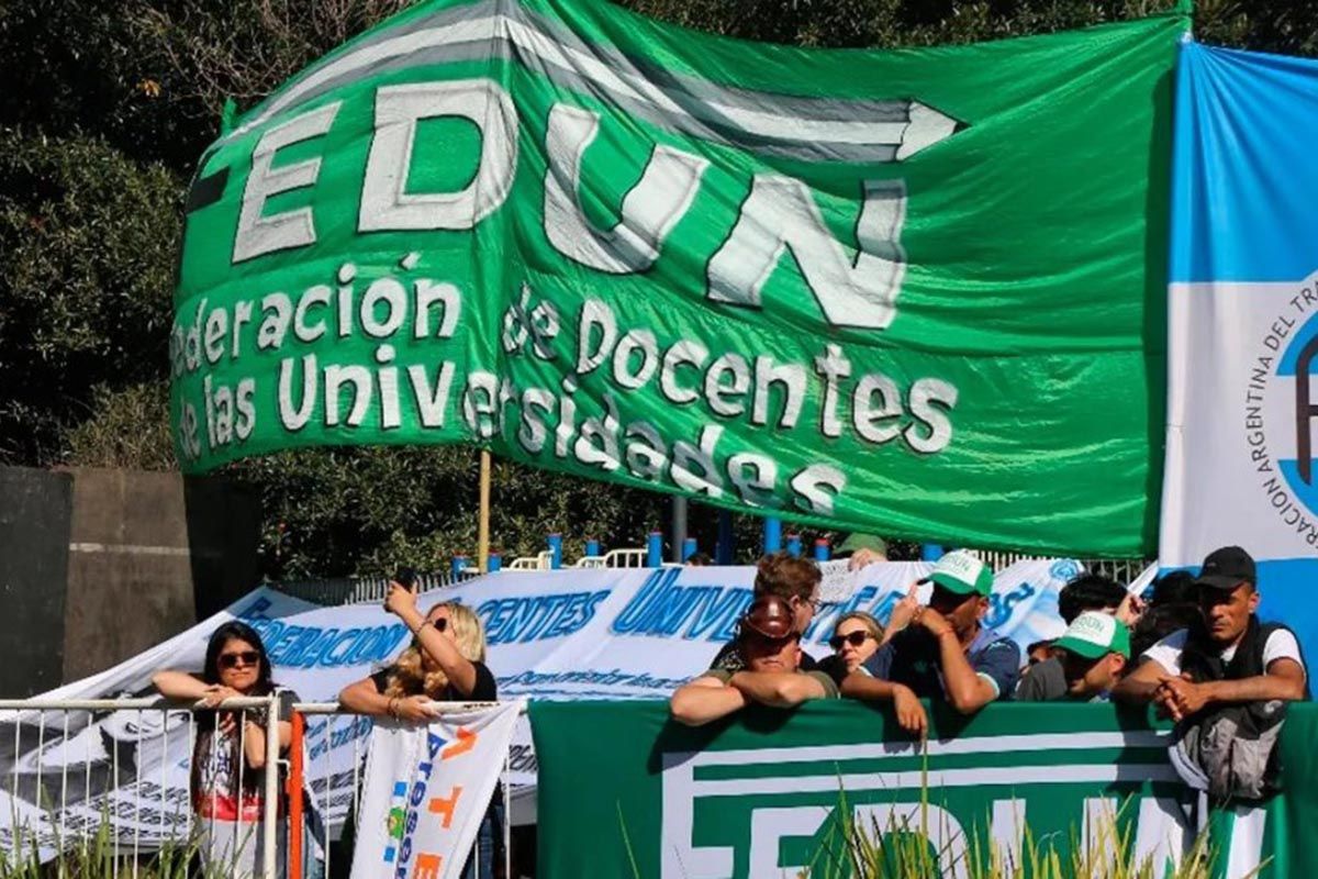 DOCENTES UNIVERSITARIOS REALIZAN UN PARO DE 48 HORAS EN RECLAMO DE MEJORAS SALARIALES