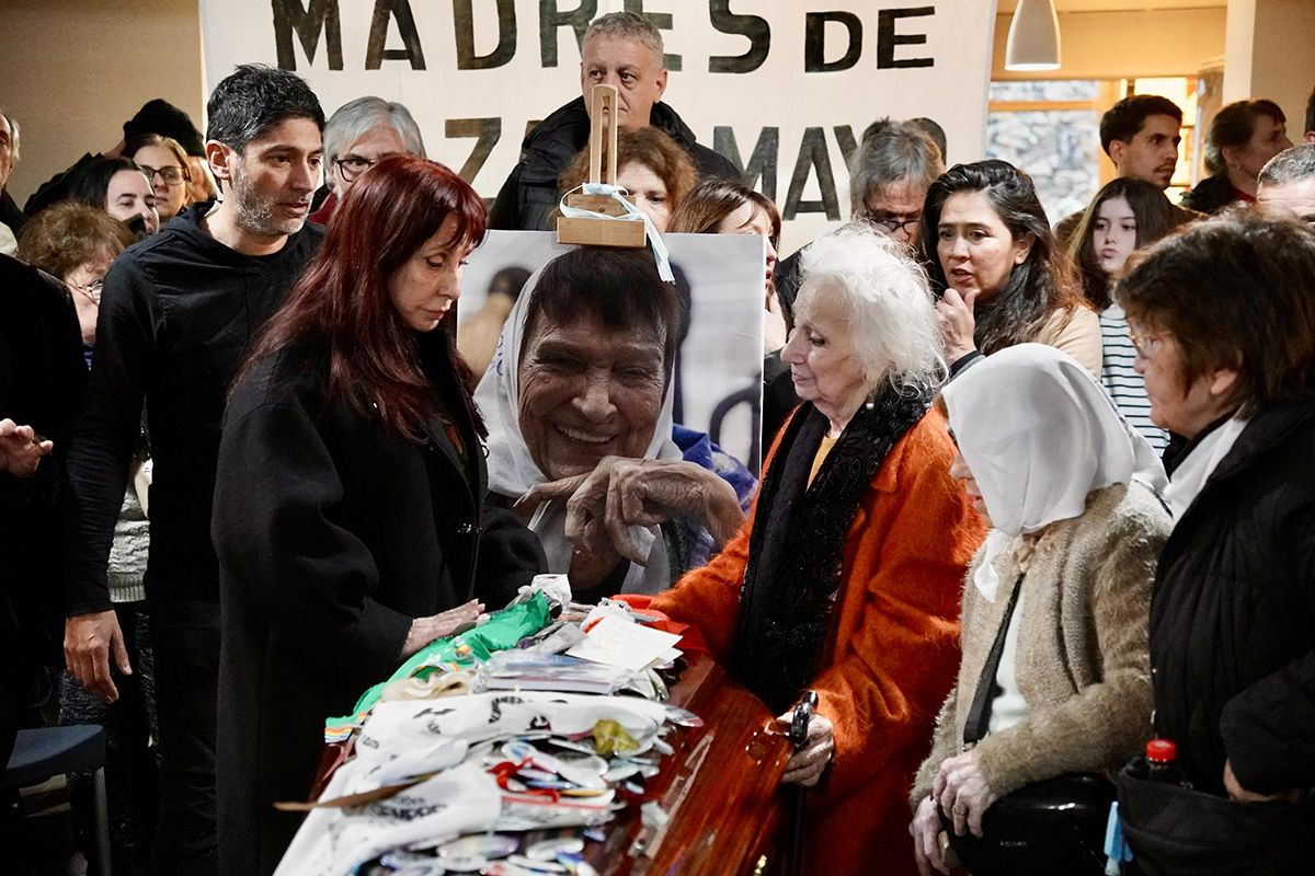 TATY ALMEIDA: UNA DESPEDIDA MULTITUDINARIA ENTRE PAÑUELOS BLANCOS, ABRAZOS Y MEMORIA