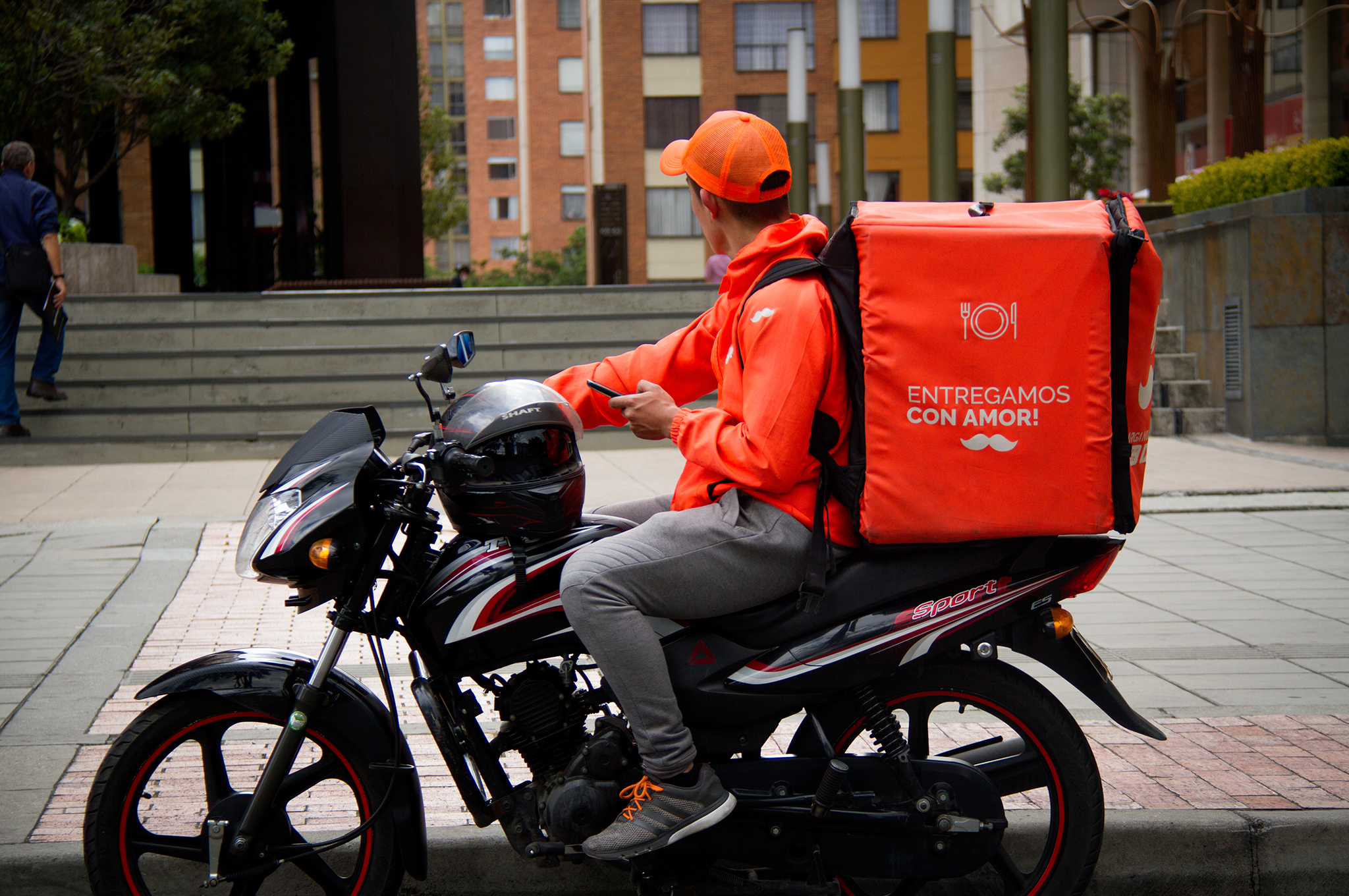 EL GOBIERNO HABILITÓ A LOS MILITARES PARA QUE PUEDAN COMPLETAR EL SUELDO HACIENDO UBER Y DELIVERY