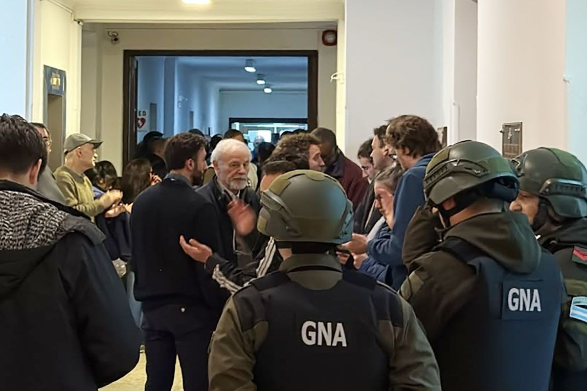 DESPIDOS Y REPRESIÓN CON GENDARMERÍA EN LA COMISIÓN NACIONAL DE ENERGÍA ATÓMICA: ECHARON AL 20% DE LA PLANTA