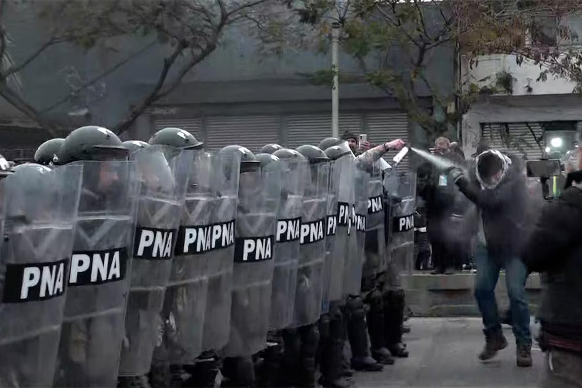 FUERZAS FEDERALES REPRIMIERON A MANIFESTANTES EN LOS ACCESOS A CABA ANTES DE LA MARCHA DE LA CGT