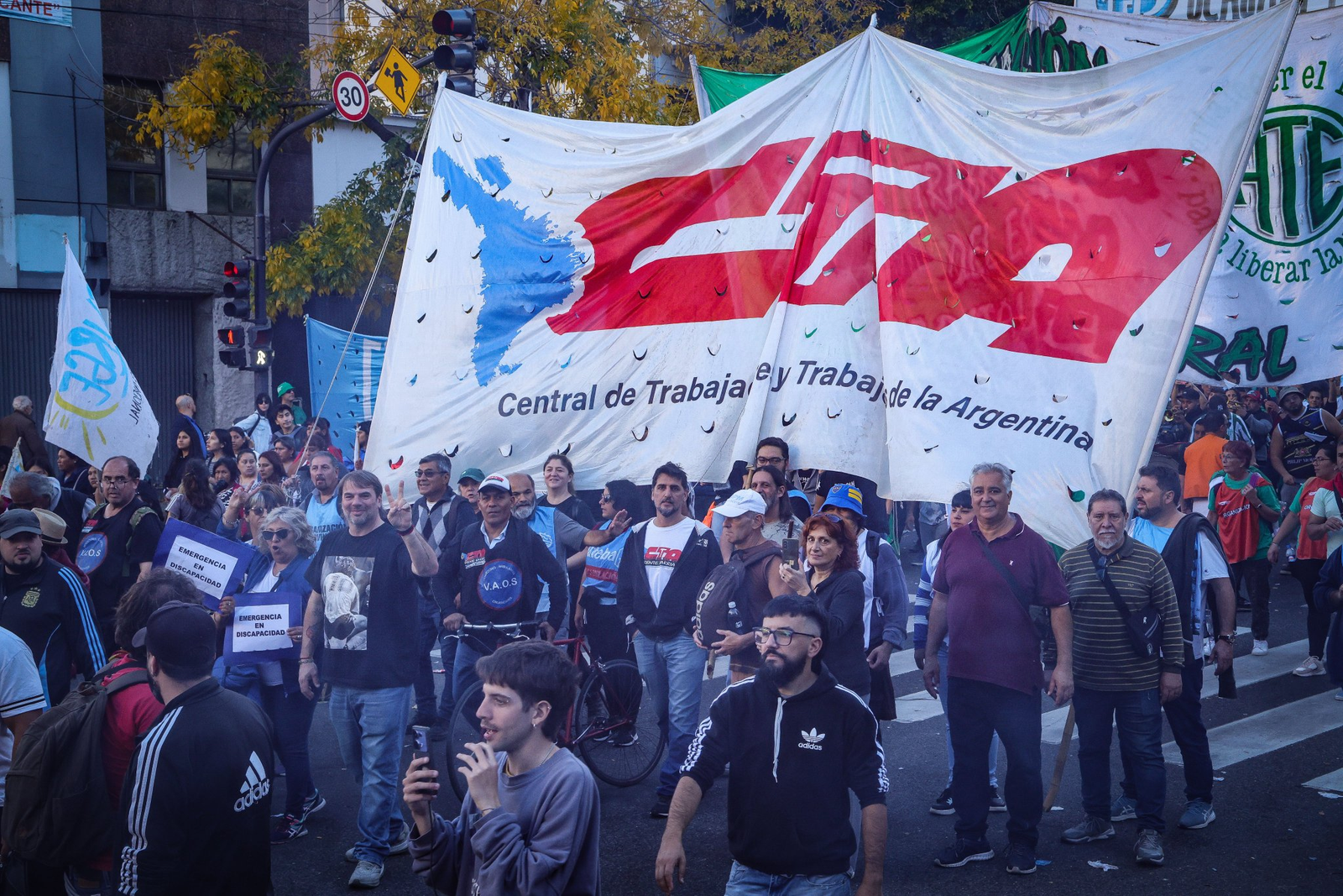 LA CGT, LAS CTA Y MOVIMIENTOS SOCIALES MARCHAN AL MINISTERIO DE ECONOMÍA CONTRA EL ENDEUDAMIENTO FAMILIAR Y LA MOROSIDAD RÉCORD