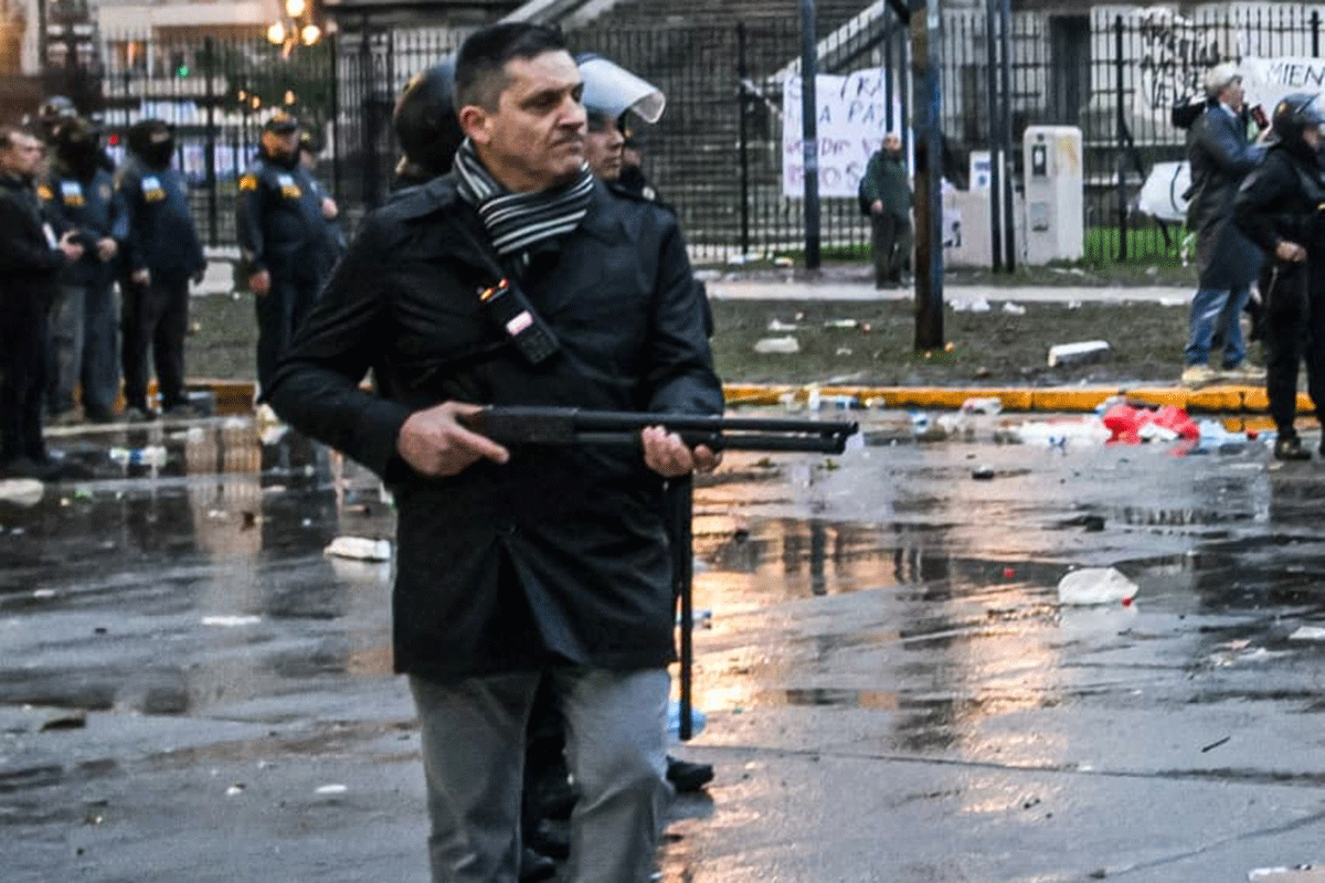 DENUNCIAN A UN JEFE DE LA POLICÍA FEDERAL POR DISPARAR CONTRA MANIFESTANTES VESTIDO DE CIVIL
