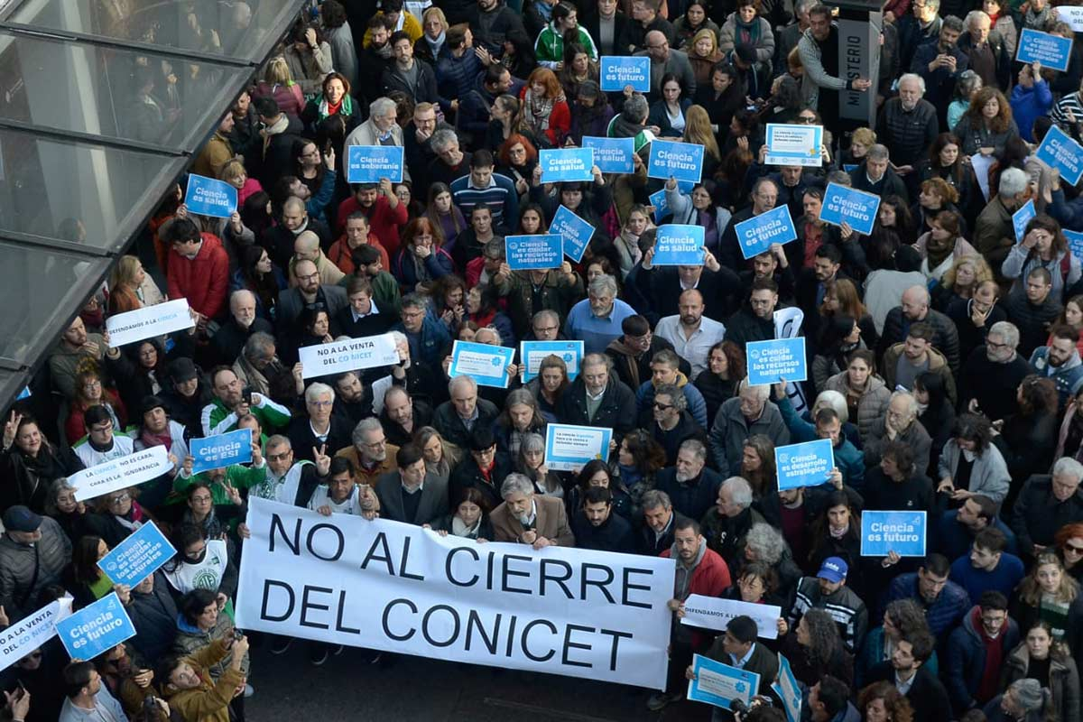 LA CIENCIA Y LAS UNIVERSIDADES VUELVEN A MARCHAR CONTRA EL AJUSTE DE MILEI