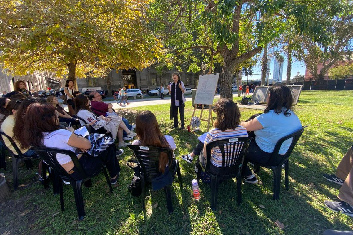 LA UBA LLEVA LAS AULAS A PLAZA DE MAYO CON CLASES PÚBLICAS, ATENCIÓN GRATUITA Y RECLAMOS POR EL FINANCIAMIENTO
