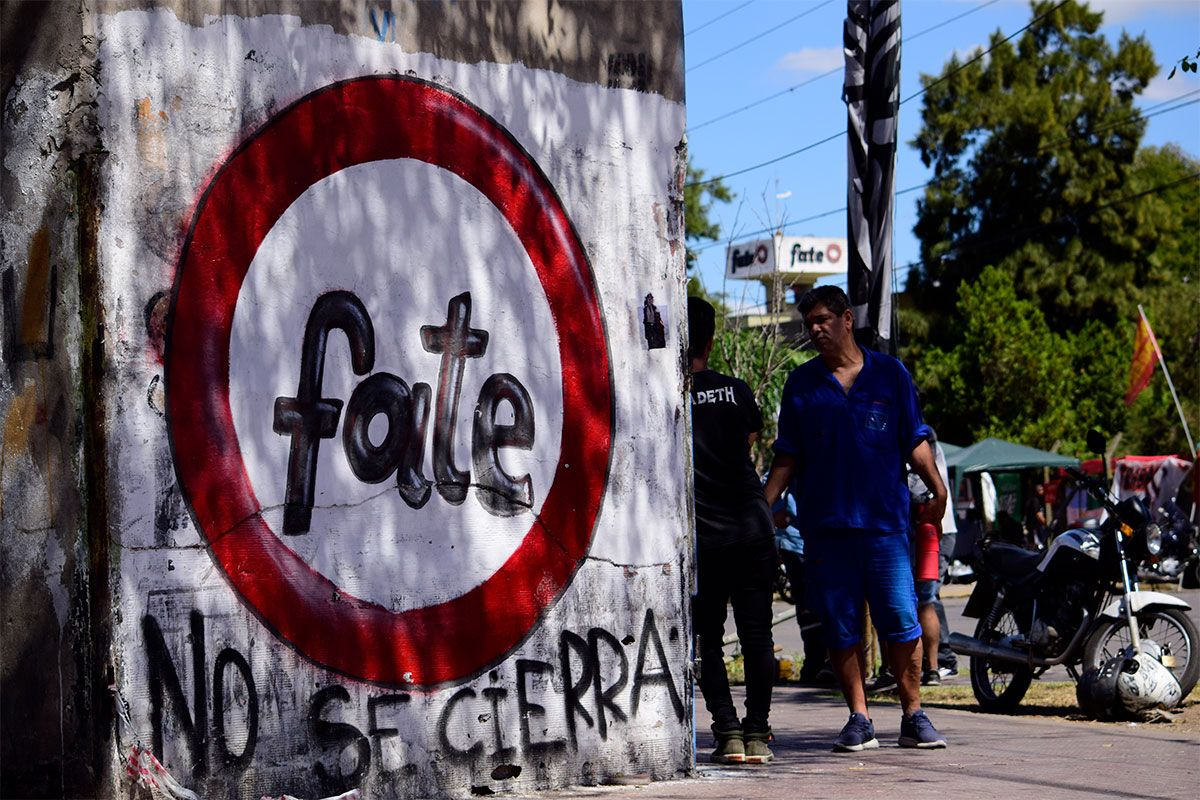 LA JUSTICIA ORDENÓ DESALOJAR LA PLANTA DE FATE Y EL SUTNA CONVOCÓ A DEFENDERLA