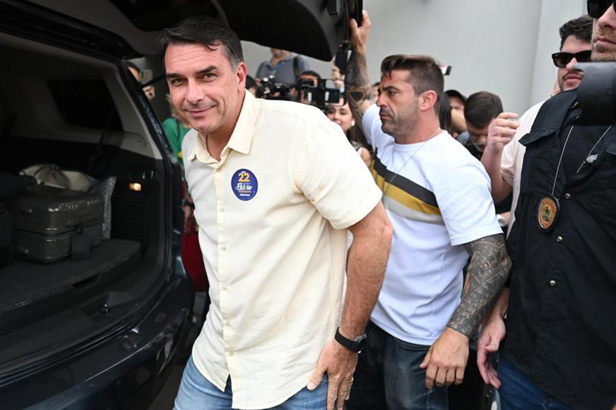 BRASIL INVESTIGA SI FLÁVIO BOLSONARO SALIÓ HACIA ESTADOS UNIDOS A TRAVÉS DE ARGENTINA