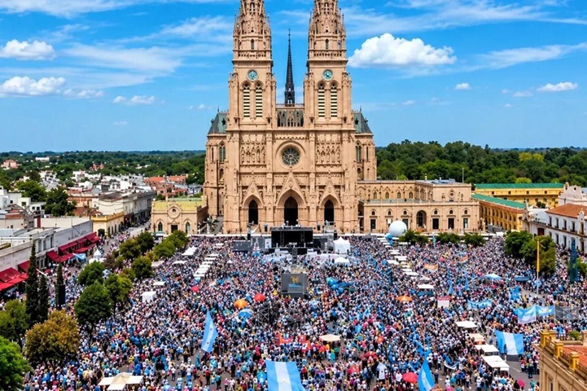 MÁS DE DOS MILLONES DE PERSONAS CAMINARON A LUJÁN BAJO LA LLUVIA Y LA IGLESIA VOLVIÓ A CUESTIONAR EL CLIMA DE INTOLERANCIA